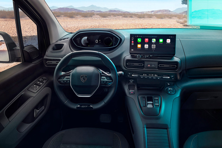 最新型「プジョー・リフター」のコックピット。アナログ式からデジタル式に変更されたメーターパネルや、8インチから10インチにサイズアップしたダッシュボードセンターのタッチスクリーンが目を引く。