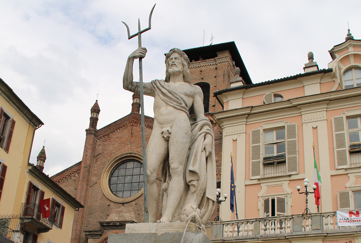 こちらはトリノ県モンカリエリの広場に立つネプチューン像。18世紀後半の作。