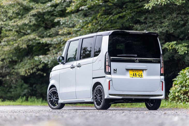 今回の試乗車は、2万2000円の有償色となる「プレミアムサンライトホワイト・パール＆クリスタルブラック・パール」のボディーカラーをまとっていた。