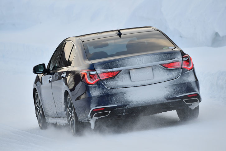 EU郊外コースを行く新型「レジェンド」。