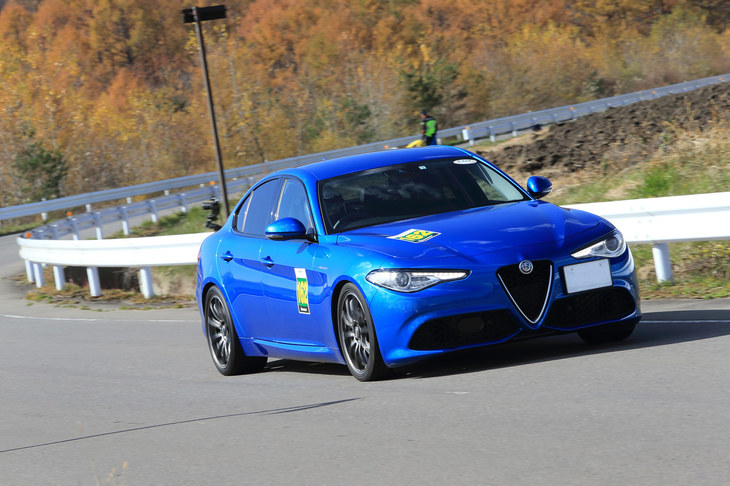 読者諸兄姉の中にはご存じの方もおられるでしょう。こちらの青い「アルファ・ロメオ・ジュリア ヴェローチェ」（2018年）は、『CAR GRAPHIC』の長期テスト車である。