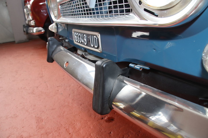 「ルノー4」のバンパーは4本のボルトを使い、支持金具を介して車体に取り付けられている。