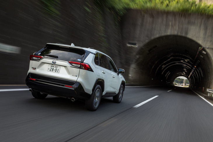 パワートレインの制御には、電気のみで走る「EVモード」、EV走行を優先しつつ、アクセルが深く踏み込まれた際などにエンジンを駆動する「AUTO EV/HVモード」、システムの状況に応じてエンジンを始動・停止する「HVモード」、バッテリーをエンジンで充電しながら走る「バッテリーチャージモード」が用意される。