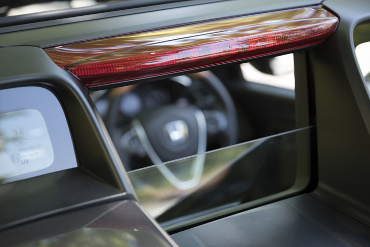 キャビンの後ろにはコンパクトなリアウィンドウが設置される。開けると、風の流れや、ダイレクトなエンジンサウンドを楽しめる。