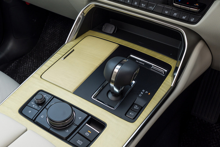 センターコンソールに備わるゲンコツ型のシフトセレクター。「CX-60」や「CX-80」には、動力伝達に単盤クラッチを用いたトルコンレスの8段ATが搭載される。