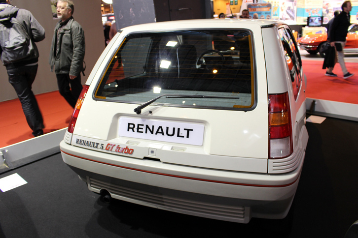 「ルノー5 GTターボ」（1986年）。2代目“シュペール・サンク”においては、初代で獲得したターボのイメージが積極的に活用された。フロントに搭載される1.4リッター直4＋ギャレット製T2ターボは、最高出力115ps/5750rpmを発生。最高速は201km/h。