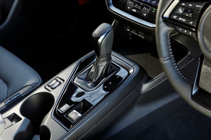 シフトレバーはマニュアルモード付き。ステアリングにもパドルが備わっており、疑似的な手動変速が可能だ。