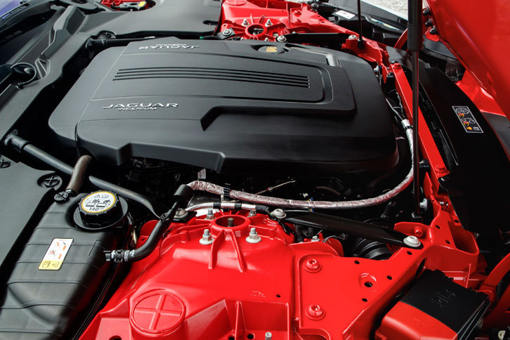 「Fタイプ」に搭載される2リッター直4ガソリンターボエンジン。独自開発の吸気バルブリフト制御機構や、筒内直接燃料噴射機構、セラミック製のボールベアリングを用いたツインスクロールターボチャージャーなどが採用されており、300psの最高出力と400Nmの最大トルクを発生する。