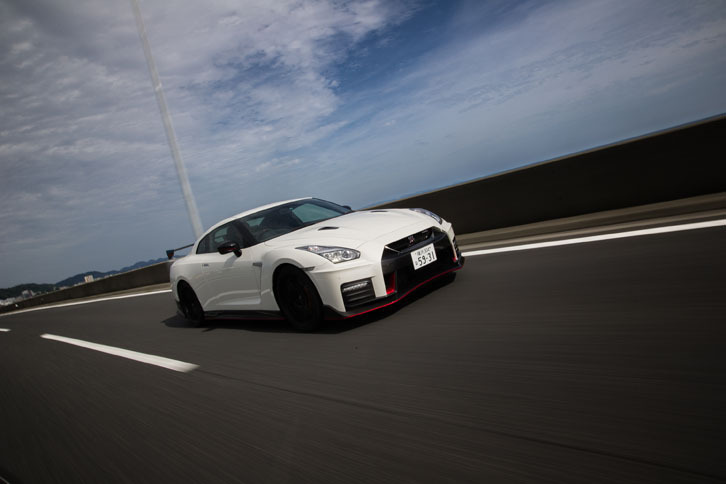 サスペンションにはモード設定型電子制御式ショックアブソーバーの「ビルシュタイン・ダンプトロニック」を採用。今回、ボディー剛性の向上に伴いショックアブソーバーやスプリング、スタビライザーのチューニングが変更された。