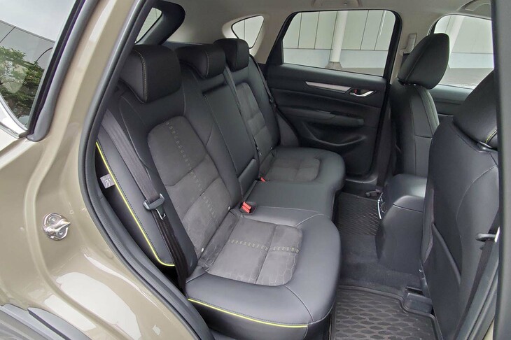 マツダCX-5 20Sフィールドジャーニー（リアシート）