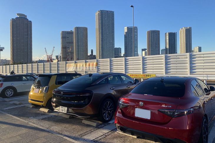 マニアっぽいクルマを見るとついうれしくなり、わざわざ赤い「アルファ・ロメオ・ジュリア」と黄色い「ホンダN-ONE RS」の間に駐車。どっちもマニアど真ん中じゃなく、微妙に外してるところがイイ！