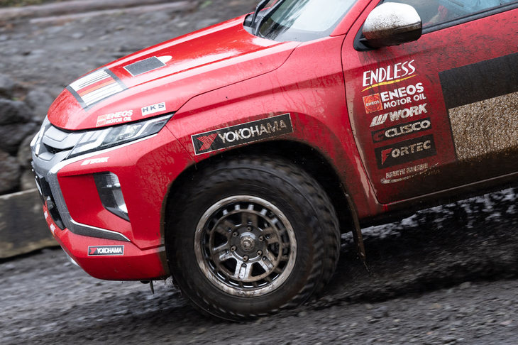 足まわりには減衰力調整機構付きのCUSCO製ショックアブソーバーを採用。ホイールはWORKの「CRAG T-GABIC II」で、横浜ゴムのマッドテレインタイヤ「ジオランダーM/T G003」が組み合わされる。