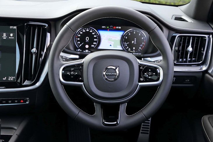 「R-DESIGN」専用のスポーツステリングホイール。ボトム部分のスポークが2本になっているのが特徴だ。