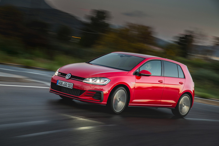 「ゴルフGTI」には、最高出力230ps、最大トルク350Nmの標準モデルと、最高出力245ps、最大トルク370Nmの「GTIパフォーマンス」の2種類がラインナップされる。