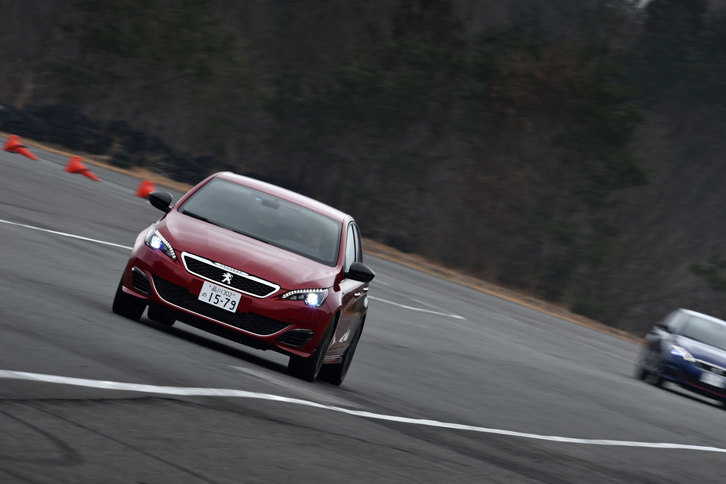 走りに関する専用チューニングに加え、「308GTi by PEUGEOT SPORT」にはアイドリングストップ機構を採用。燃費は270ps仕様が15.9km/リッター、250ps仕様が15.5km/リッターとなっている（ともにJC08モード）。