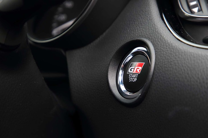 「GRスタートスイッチ」（写真）と「GRステアリング」「GRシフトノブ」、さらにフロアトンネルの追加ブレースは、標準モデルにも装着できる（販売店オプション）。