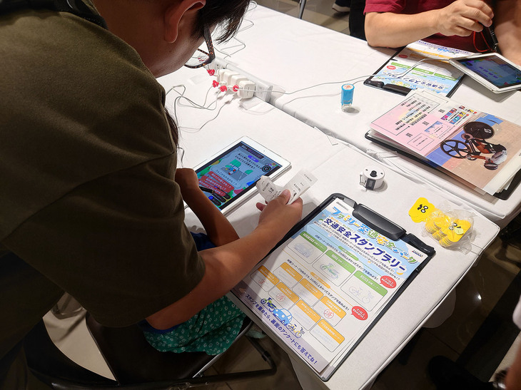 近年、子どもたちに大人気の勉強ツール「うんこドリル」の交通安全バージョンも用意された。タブレットを使い、ゲーム形式で交通安全を学ぶことができる。大人代表として筆者自身も自転車編に挑戦したところ、なんとか満点を獲得できて、ひと安心……。同時に、遊び感覚で交通安全を学べる素晴らしいツールだと実感した。うんこドリル公式サイトでも、「うんこ交通安全ドリル」の歩行者編と自転車編で遊ぶことができるので、ぜひ子どもたちと挑戦してみてほしい。