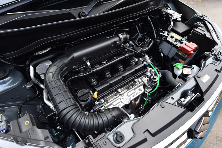 エンジンは1気筒につき2本のインジェクターを備えた「K12C」型1.2リッター直4 DOHC。マイルドハイブリッド機構付きで、状況に応じて3.1ps、5.1kgmを発生するモーターのアシストが得られる。