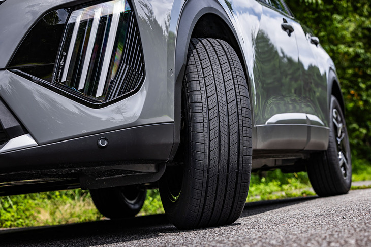 2024年夏に販売が開始されるグッドイヤーの「ASSURANCE MAXGUARD SUV（アシュアランス マックスガードSUV）」。コンフォートSUVタイヤ「EfficientGrip SUV HP01（エフィシェントグリップSUV HP01）」の後継モデルという位置づけだ。