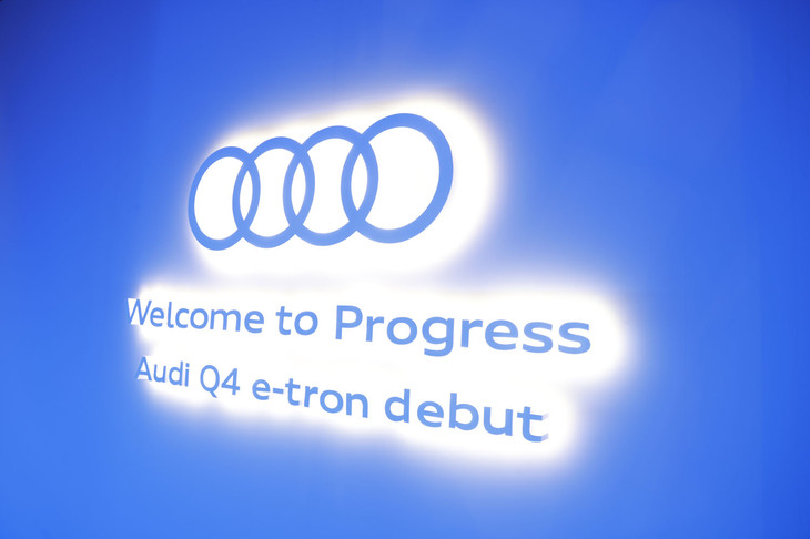 「Q4 e-tron」発売記念イベント「Welcome to Progress Audi Q4 e-tron Launch Event」の会場入り口に掲げられたサイン。