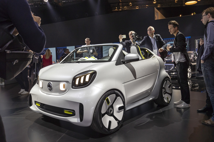 こんなスマートのEVが、今後、日本を含む世界の都市を駆け回る？　パリにおけるカーシェアサービスのゆくえに注目が集まる。