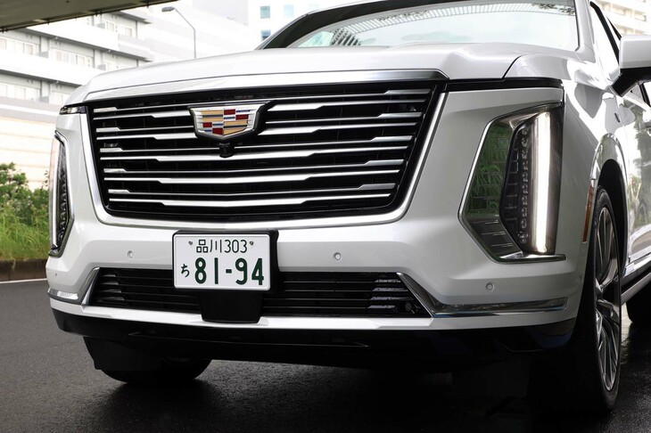 フロントマスクは細目のポジションランプが目を引く新世代の“キャデラック顔”に刷新。米国仕様ではグリル内にイルミネーションが付くが、日本仕様は法規の関係で非装備となる。