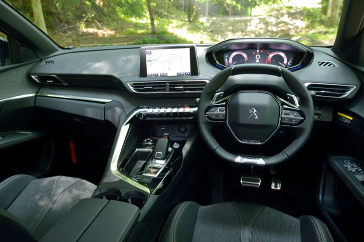 インパネには新世代のi-Cockpit（iコックピット）が採用されている。メーターがデジタル化され、ステアリングは上下がフラットな新デザインへ変更された。