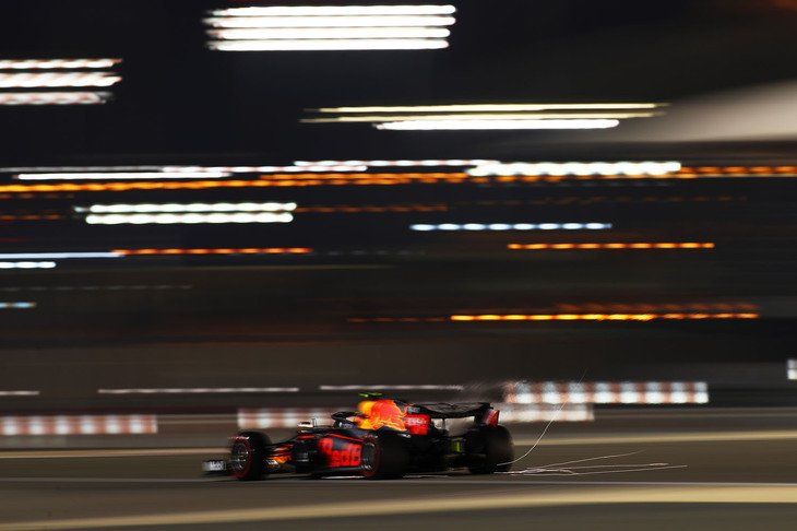 初日のフリー走行中に挙動を乱し大クラッシュを演じたレッドブルのアルボン（写真）は、汚名返上とばかりに予選で奮起し、チームメイトのフェルスタッペンに次ぐキャリアベストタイの4位につけた。レースでは4位をキープしながら、3位ペレスをなかなか攻略できずにいたが、レーシングポイントのリタイアで労せずして3位の座が転がり込み、自身2度目の表彰台にたどり着いた。来季残留に向けて、残り2戦でも上位入賞を目指したい。（Photo=Getty Images / Red Bull Content Pool）