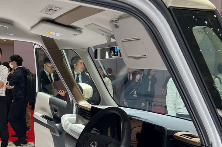 インテリアでは、ダッシュボードやルーフライニングの一部、左右のピラーが一周するように塗り分けられており（撮影車両ではブラウンの箇所）、乗員の視界を額縁のように縁取るかたちとなっている。（写真：渕野健太郎）