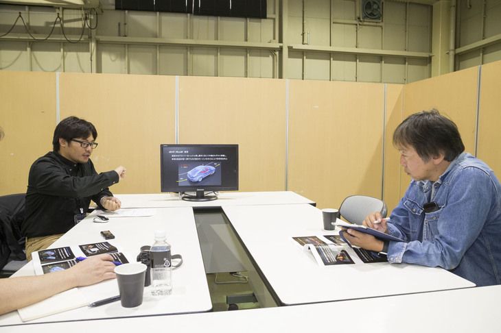 「GVCプラス」の開発を手がけたマツダの車両開発本部の梅津大輔氏（写真左）に詳しい技術内容を聞く筆者。ついつい話し込んでしまい、予定時刻を大幅に過ぎてしまった。