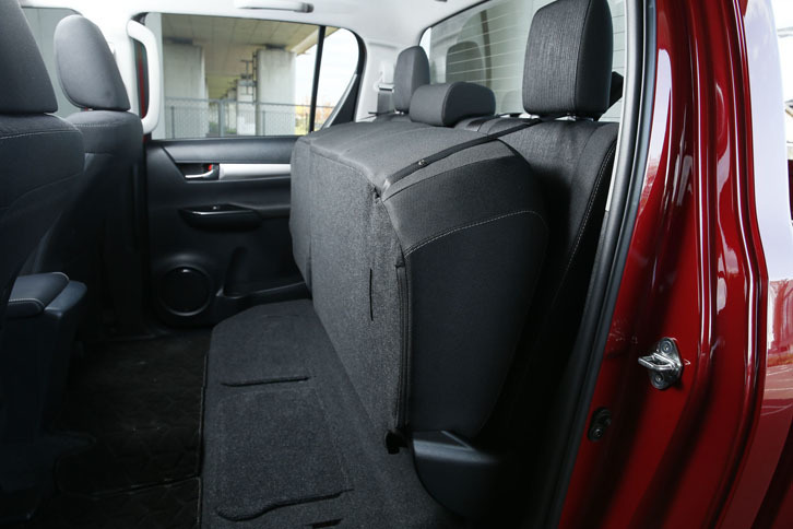 後席の座面はチップアップ可能。写真のように固定することで、荷物の積載スペースが作り出せる。