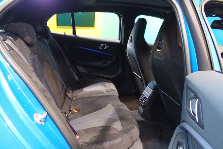 ホイールベースは現行モデルより20mm短い2670mmとなるが、FF化によってニールームは33mm拡大されている。