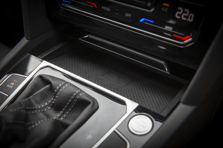 フォルクスワーゲン・アルテオン（スマートフォンワイヤレスチャージング）