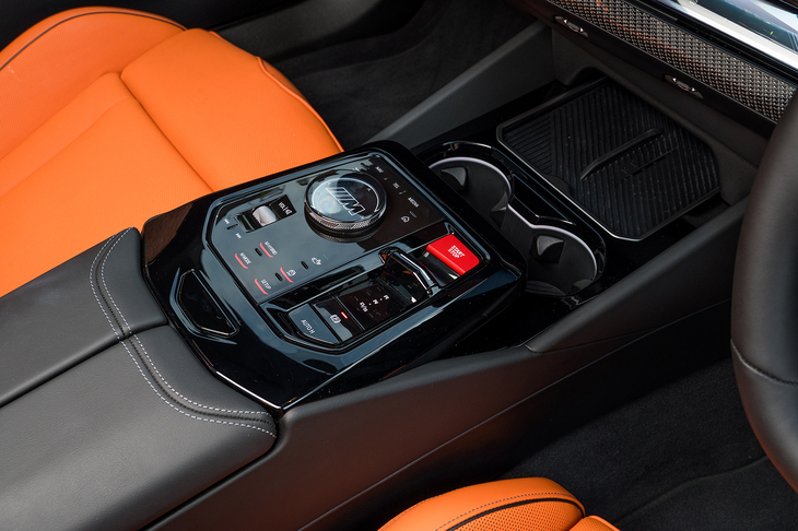 赤いスタート／ストップボタンが「M」モデルの証し。ハイブリッドシステムやドライブモードの切り替えボタンはすべてタッチスイッチ化されている。