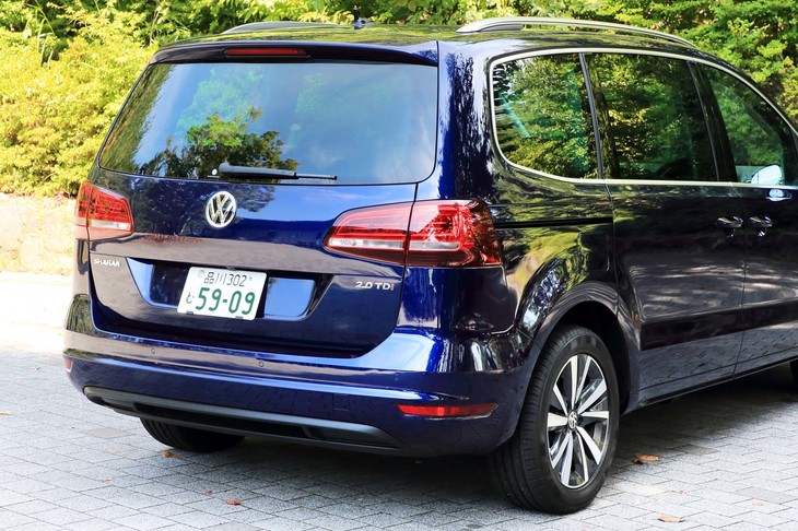 「TDIハイライン」には、センターコンソールのスイッチやテールゲートのハンドル、リモコンキーで自動開閉が可能なパワーテールゲートのほか、キーを持ったうえでリアバンパー下に足を差し入れる動作を行うと、センサーが反応して自動でテールゲートが開く「イージーオープン」機能も採用されている。