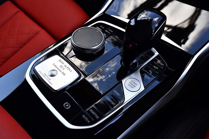 8段ATには、エンジンの大トルクに耐えられるよう調整が施されている。ATのシフトレバーのそばには、走行モードのセレクターやインフォテインメントシステムの操作デバイス、シリアルナンバー入りのプレートなどが配置される。