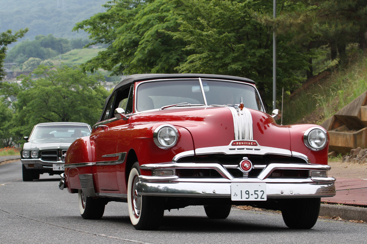 今回のエントリー車両のうち、最も古かった1952年「ポンティアック・チーフテン コンバーチブル」。今は亡きポンティアックは、GM内でシボレーと、これも消滅してしまったオールズモビルの間に位置していたディビジョン（ブランド）。