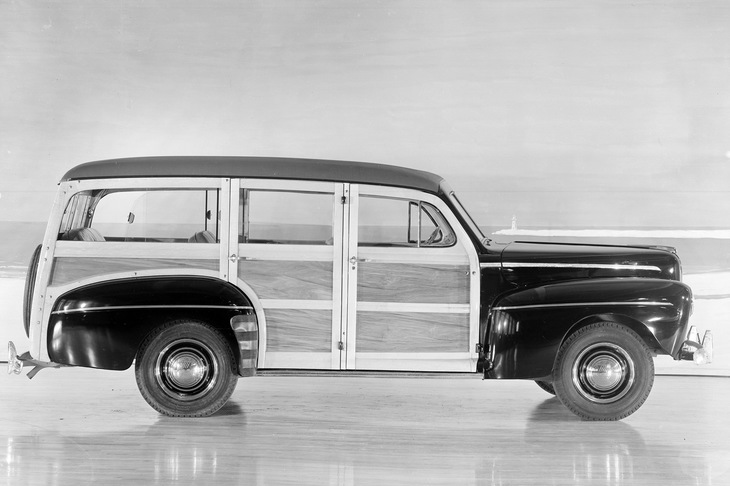 1946年製「フォード・スーパーデラックス ステーションワゴン」。戦前モデルの外観に少し手を加えただけのものだが、上級仕様には他社の大衆車に先駆けてV8エンジンが設定された。