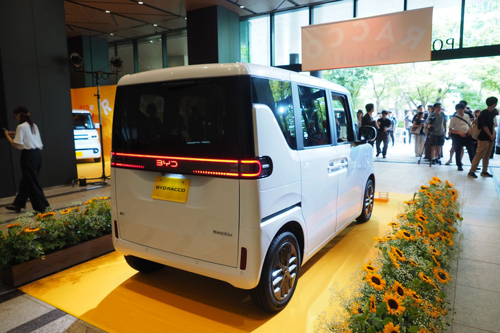 基本骨格となるシャシーは、BYDの最新モデルにも採用される同社のBEV専用プラットフォーム「e-Platform 3.0」の技術をベースに開発。シャシーの約70％を高強度鋼板としている。
