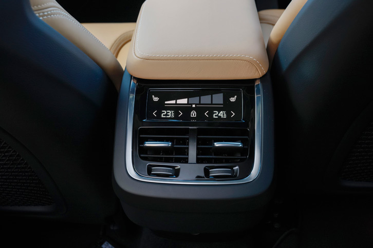 後席の快適性を高めるため、専用の2ゾーン・エアコンディショナーが備わる。