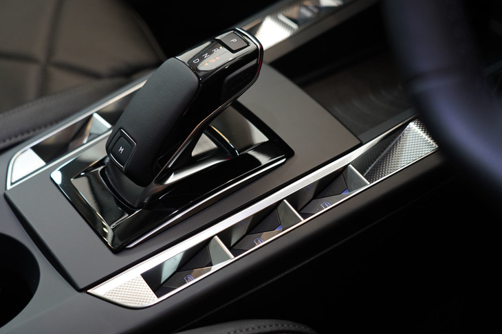 シフトセレクターのまわりに配されたスイッチ類にはクル・ド・パリ（ギョシェ彫り）という手法が用いられている。