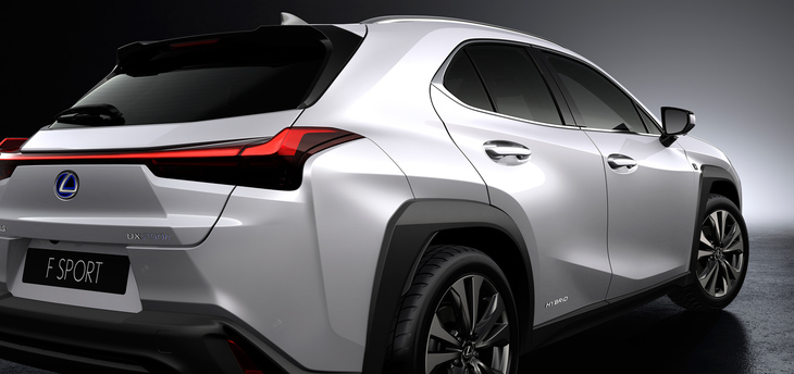 明照寺：「リア上部のボリュームがやっぱり足りないんですよ。フロントクオーターから少しずつ左右のボリュームを削（そ）いでいったような形状になっているから」