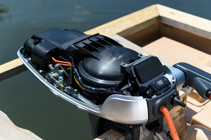 電動推進機の内部はご覧のとおり。薄くスマートな形状は「エンジン推進機では絶対できないカタチにしよう！」というデザイナーの提案によるもの。開発に際して気をつけたポイントとしては、ケースの後方に積まれるコントロールユニットを、いかに確実に冷却するかだったという。