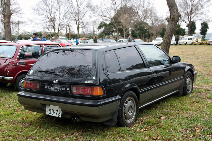 「アコード エアロデッキ」。前出の3代目アコードに、それまでのハッチバックに代わってラインナップされたモデル。“ワンダーシビック”のハッチバックに始まるロングルーフスタイルは、シューティングブレークとでも呼びたい雰囲気だが、当時はあまり受けなかった。ちなみに北米では、テールゲートが傾斜した従来どおりのスタイルのハッチバックが販売された。エアロカバー付きアルミホイールは無限製。