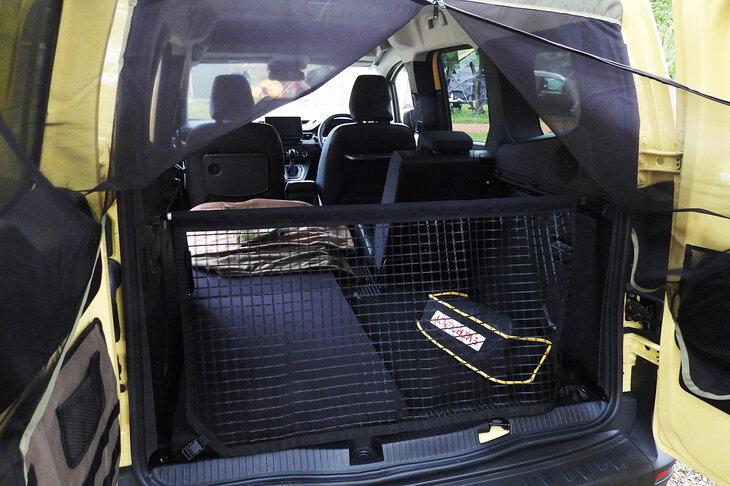 荷室をのぞいてみると、カーゴネットにファスナー式の虫よけの網戸と、すっかりアウトドア仕様。