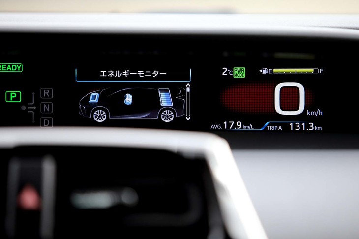 エネルギーモニターなどでメーターパネル内に表示される車両イメージも、ボディー前後のデザインが変更されている。