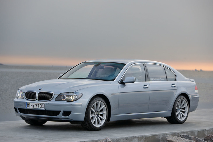 かつてBMWがラインナップしていた「Hydrogen 7」。ガソリンと水素のいずれも燃焼可能な6リッターV12エンジンを搭載していた。