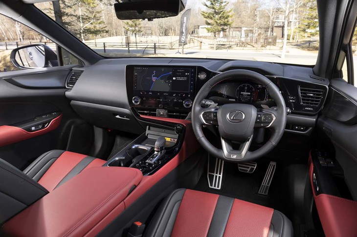 フレアレッドのインテリアカラーは“Fスポーツ”専用。ドライバー側に向けてレイアウトされた14インチの大型センタースクリーンが目を引く。