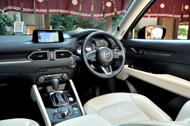 試乗したのは2.5リッターガソリンの「25S」（写真）と2.2リッターディーゼルの「XD」。どちらもレザーシートが装備される上級モデル「Lパッケージ」である。