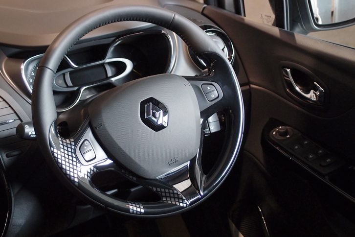 一部に装飾が施されたロザンジュ ステアリング。ベージュ サンドレ メタリックのモデルに装着される。